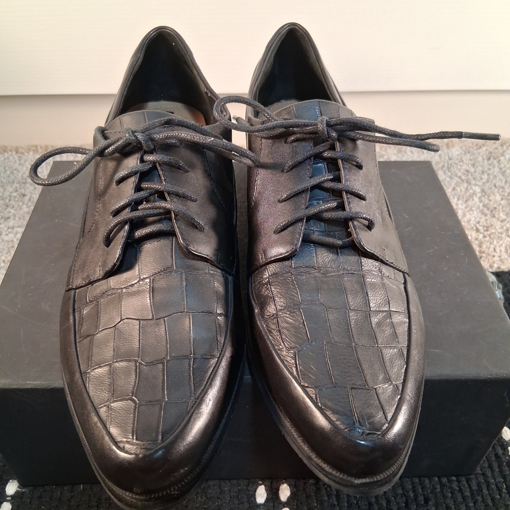 Tahari Faux Crocodile Pattern Black Women's Lace-up Flats Size 8 Classic Preppy